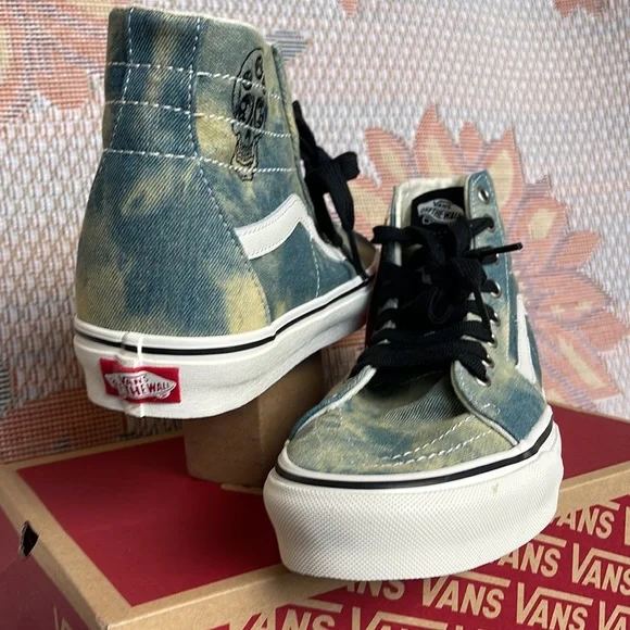 Vans Men’s Sk8-Hi Tapered
Denim Embroidery Olive/White 
VN0A5KRUY33
Sneakers - Picture 10 of 16
